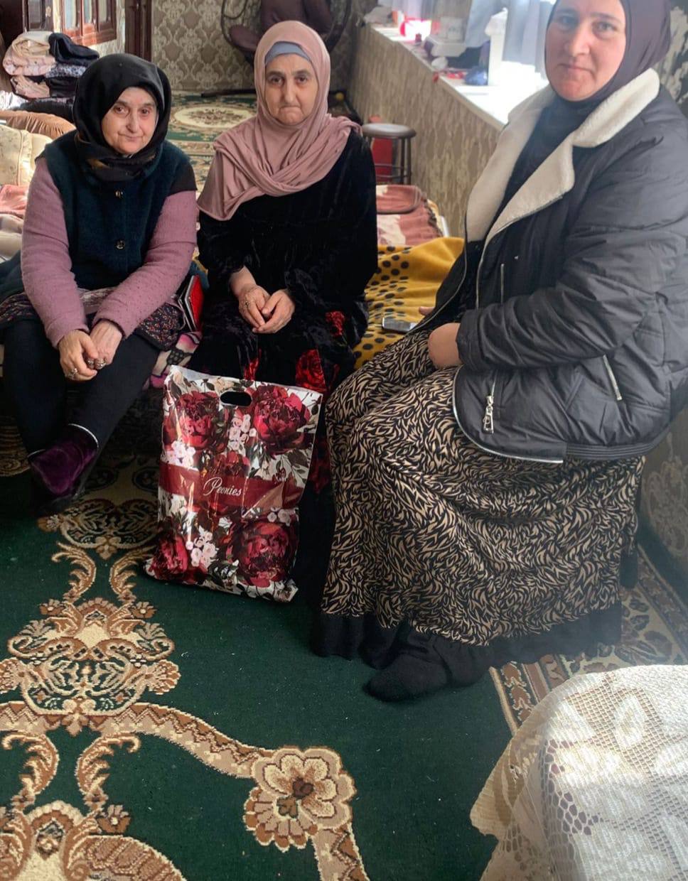 Социальный работник социального обслуживания на дому отделения № 1  Эсенбулатова Жамилат    селении Чирката посетила своих подопечных с целью оказания социальных услуг оказала им социально-бытовую услугу согласно утвержденному графику посещения.